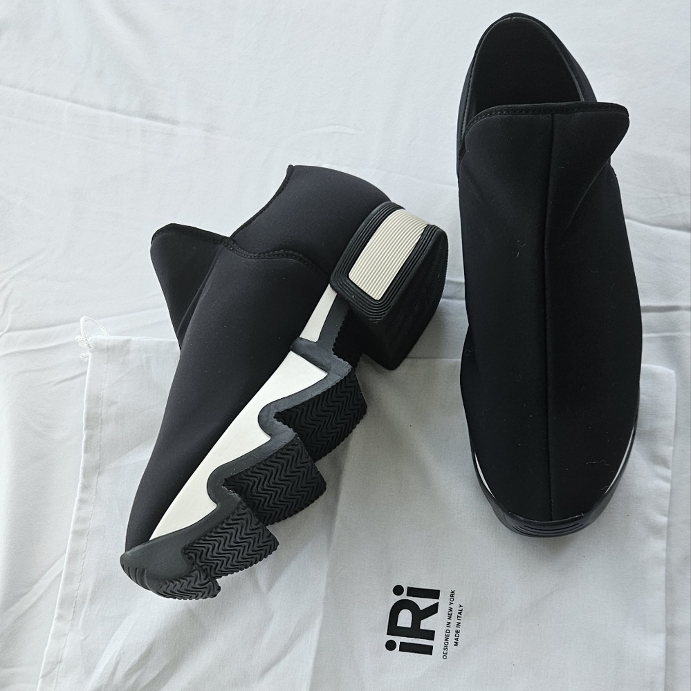 iRi WES Outline Low Top Black and White Sneakers